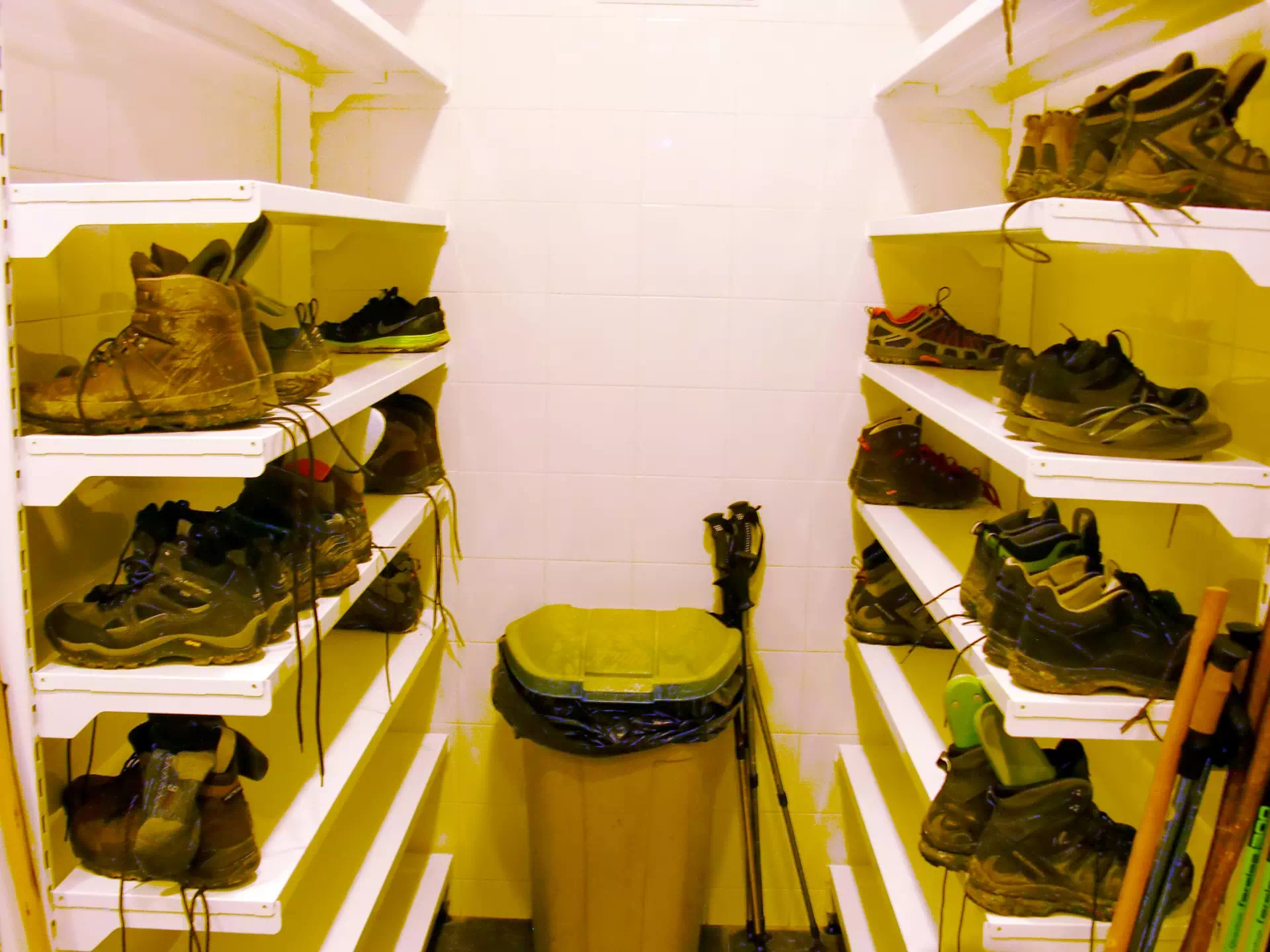 登山靴が陳列されているショップの棚