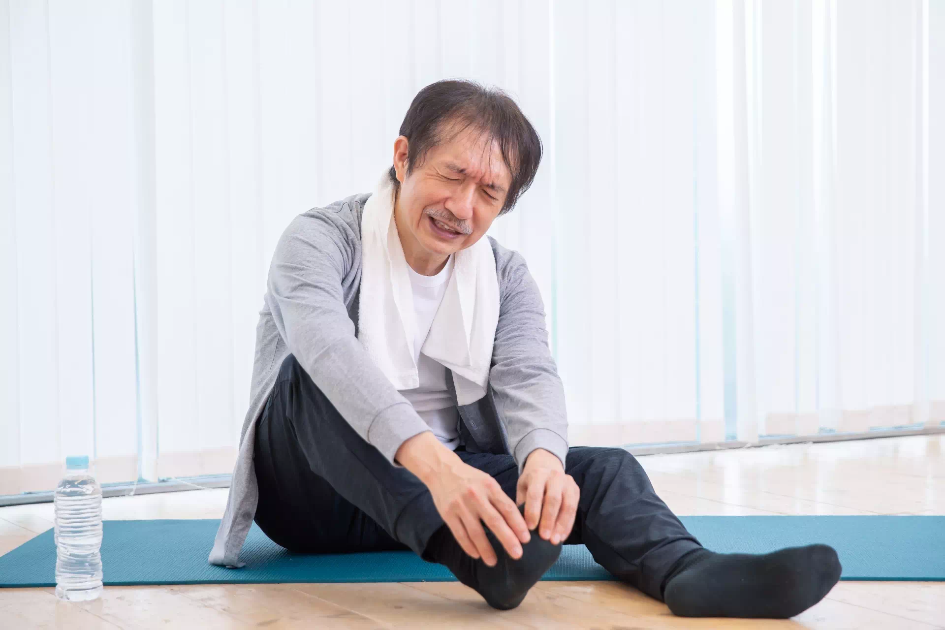 つま先を痛がっている人
