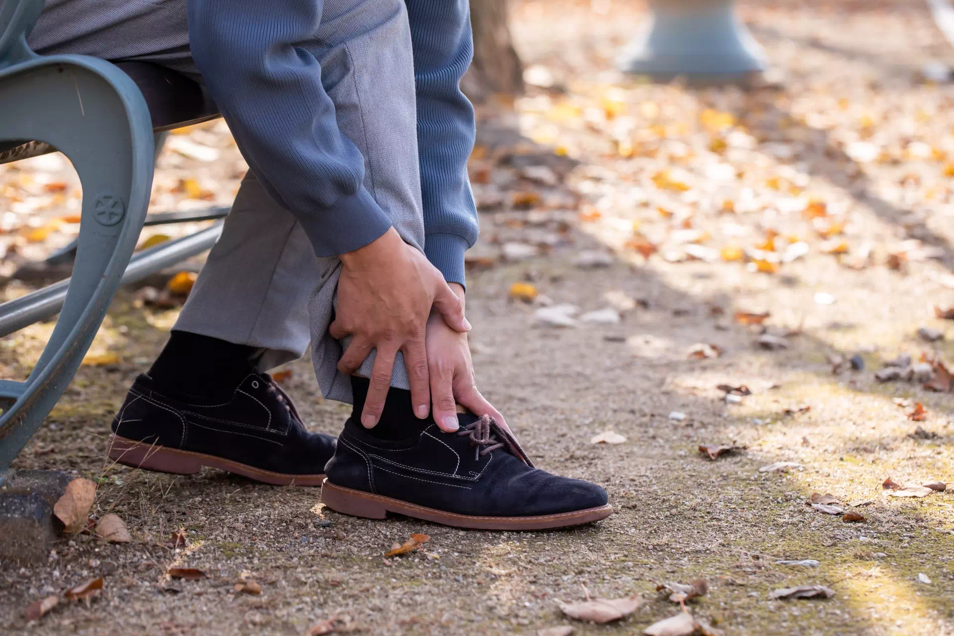 くるぶしを痛がっている人