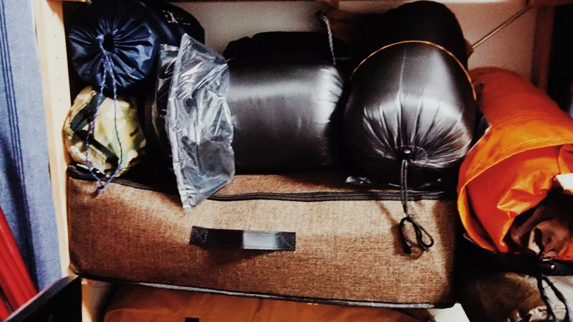 押し入れに入れられたテントなどのキャンプ用品