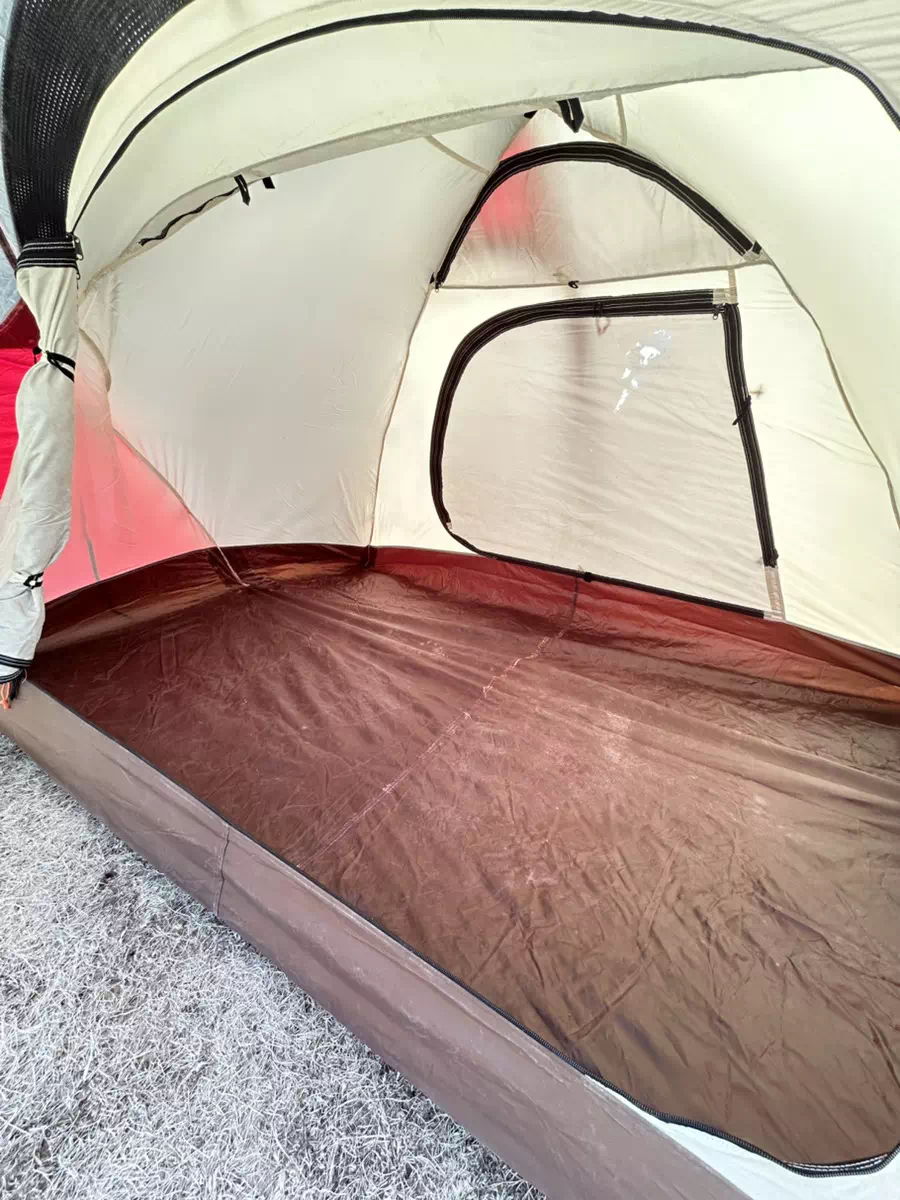 穴が空いたテント