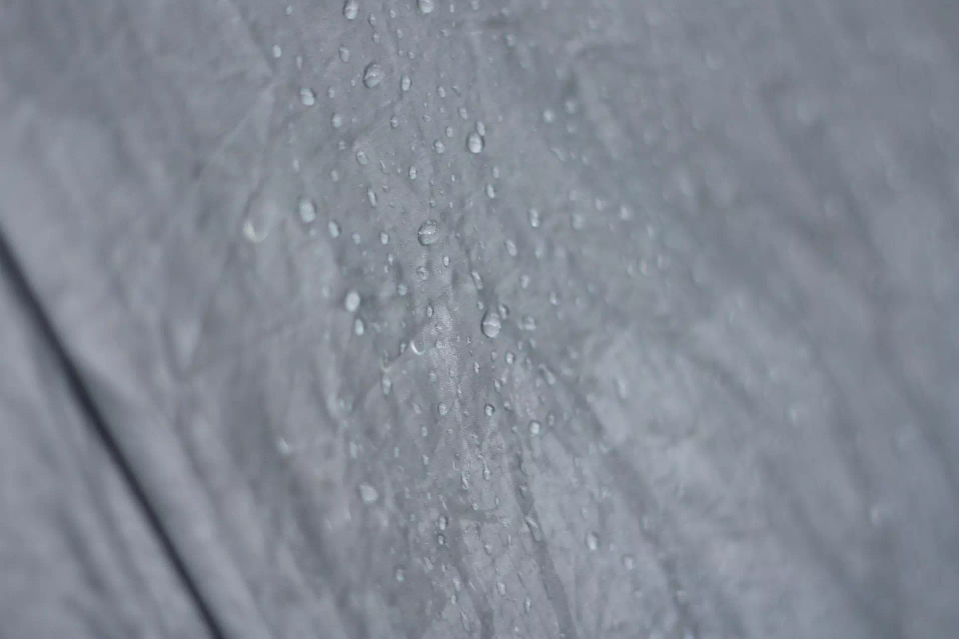 テントに滴る雨露