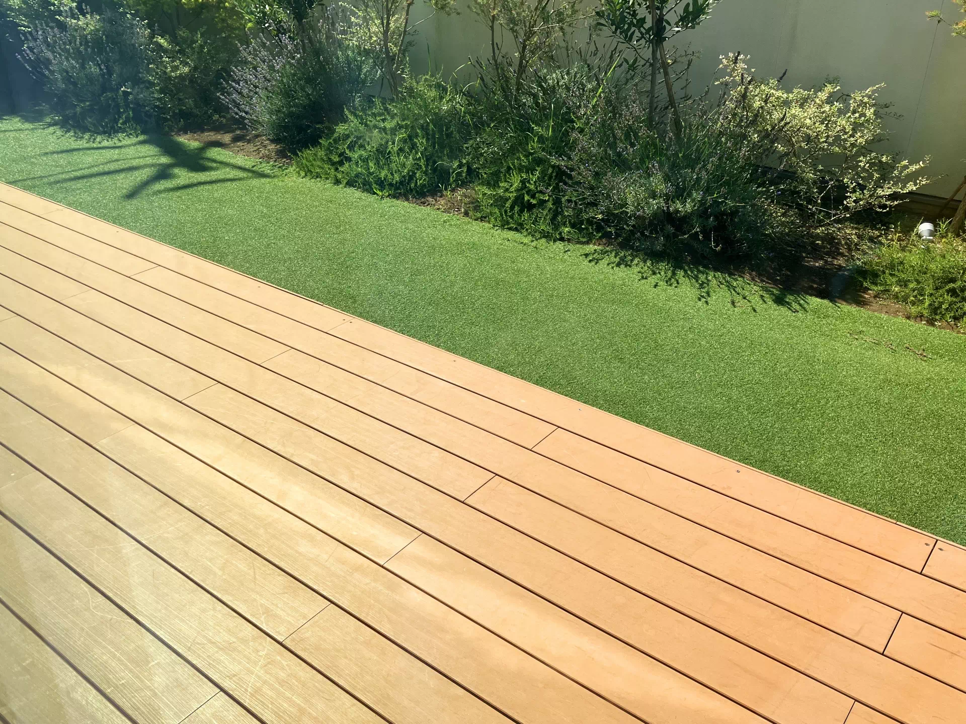 換気性の高い家の庭