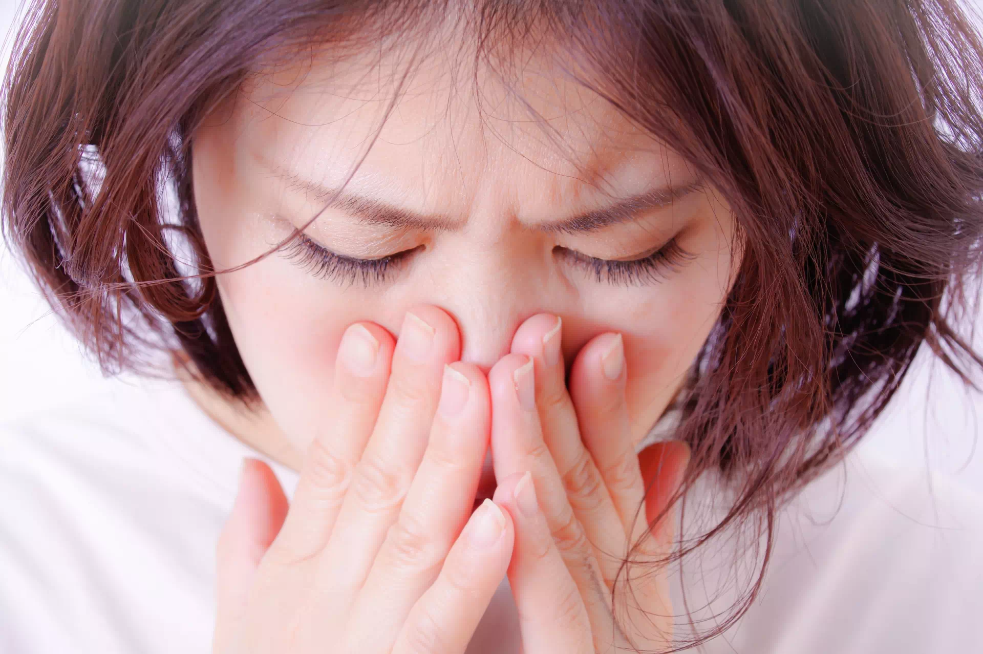 テントのカビの悪臭で苦しそうな女性