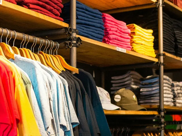 キャンプ用の服はどこで買える？