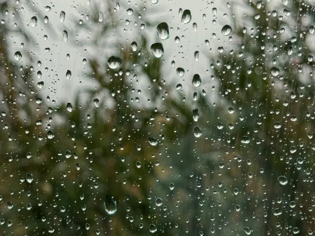 防寒・防風・防水で急な冷えと雨に備える