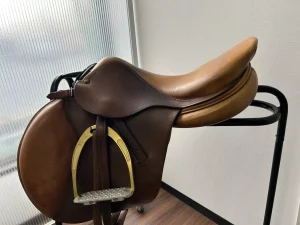 BRUNO DELGRANGEの障害鞍とTech Stirrupsの鐙