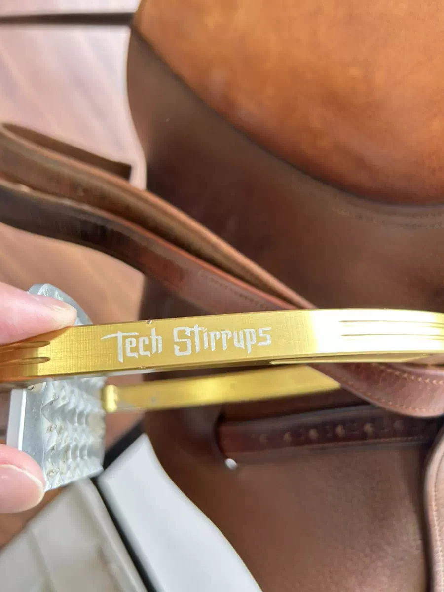 Tech Stirrupsの鐙　ロゴ