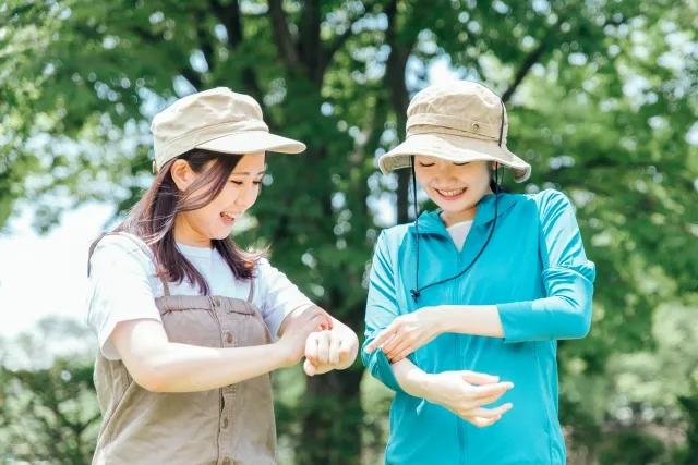 UVカット機能のある服と帽子を選ぶ