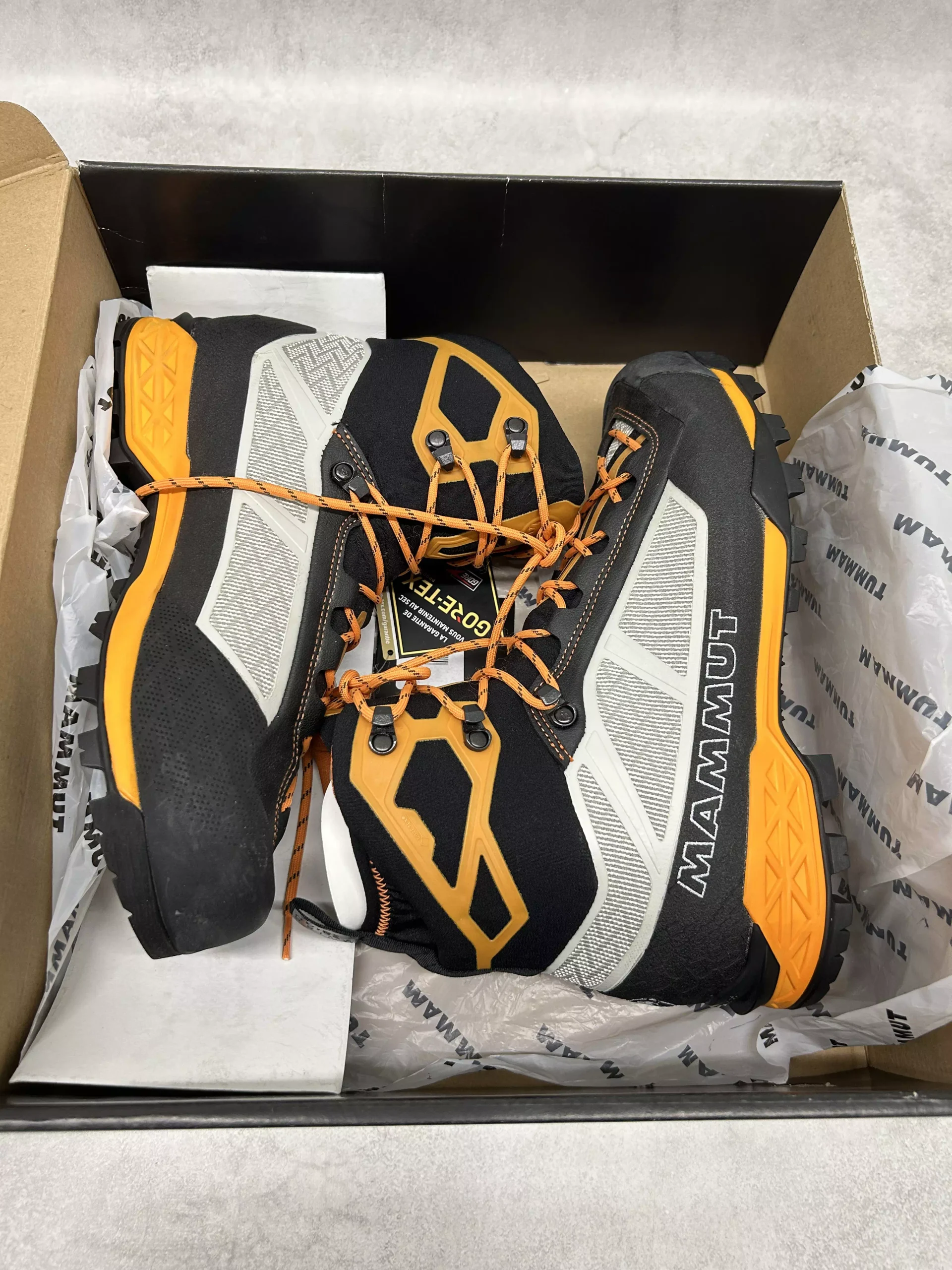 MAMMUTの「Taiss Light Mid GTX Men（black-cheddar ）　箱入り
