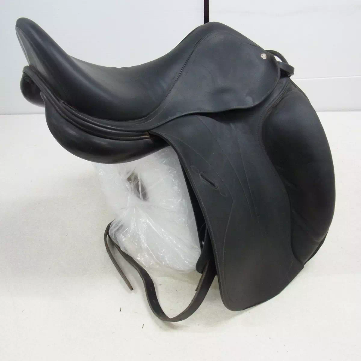 Equipの「Dressage Emporio 馬場鞍 17インチ」