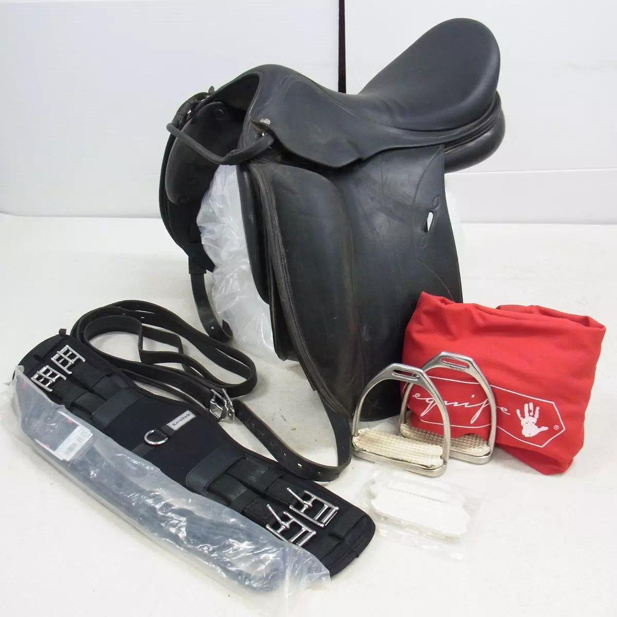 Equipの「Dressage Emporio 馬場鞍 17インチ」、Kavalkade「メモリーフォーム腹帯」、Shires Equestrian「Gara Wrapped Stirrup Leather（鎧革）」ほか乗馬用品